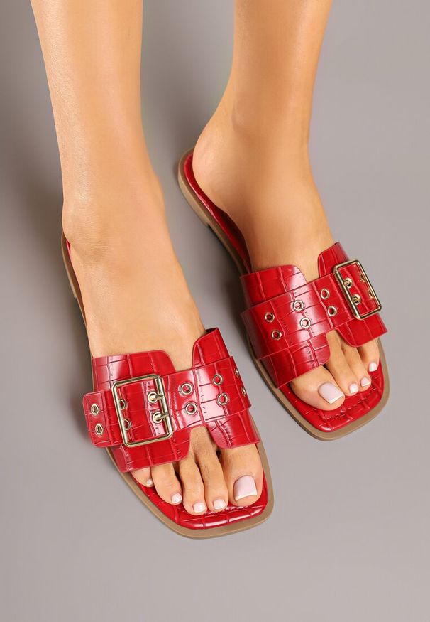 Born2be - Czerwone Klapki Ozdobione Paskiem z Klamrą i Nitami Novira. Okazja: na co dzień. Kolor: czerwony. Wzór: aplikacja. Sezon: lato. Styl: casual, klasyczny