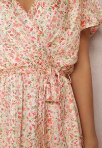 Renee - Różowa Sukienka Azaertila. Kolor: różowy. Materiał: materiał, tkanina. Długość rękawa: krótki rękaw. Wzór: kwiaty, kolorowy. Typ sukienki: rozkloszowane, kopertowe. Styl: vintage. Długość: mini #5