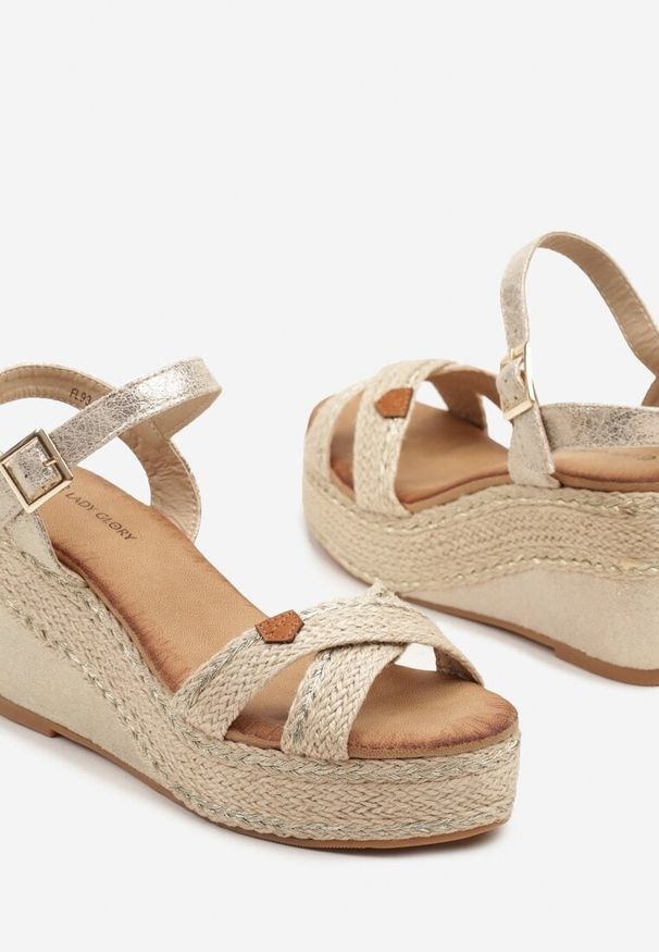 Renee - Złote Sandały ze Wstawkami z Plecionki na Koturnie Neroliana. Okazja: na co dzień. Kolor: złoty. Materiał: len. Sezon: lato. Obcas: na koturnie. Styl: casual, elegancki