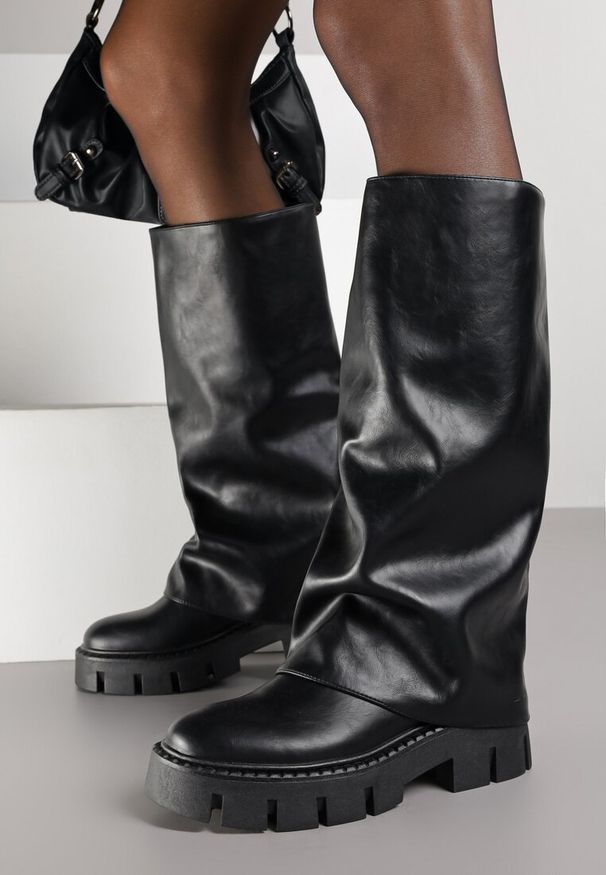 Born2be - Czarne Kozaki na Tłoczonej Podeszwie z Cholewką Imitującą Nogawkę Espena. Okazja: na co dzień. Kolor: czarny. Materiał: dzianina. Szerokość cholewki: normalna. Styl: elegancki, casual