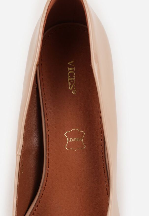 Renee - Beżowe Szpilki Vices z Lakierowanym Połyskiem i Skórzaną Wkładką Irdlie. Okazja: na spotkanie biznesowe, do pracy, na randkę. Kolor: beżowy. Materiał: skóra, lakier. Wzór: ażurowy. Obcas: na szpilce. Styl: klasyczny, biznesowy, elegancki. Wysokość obcasa: średni