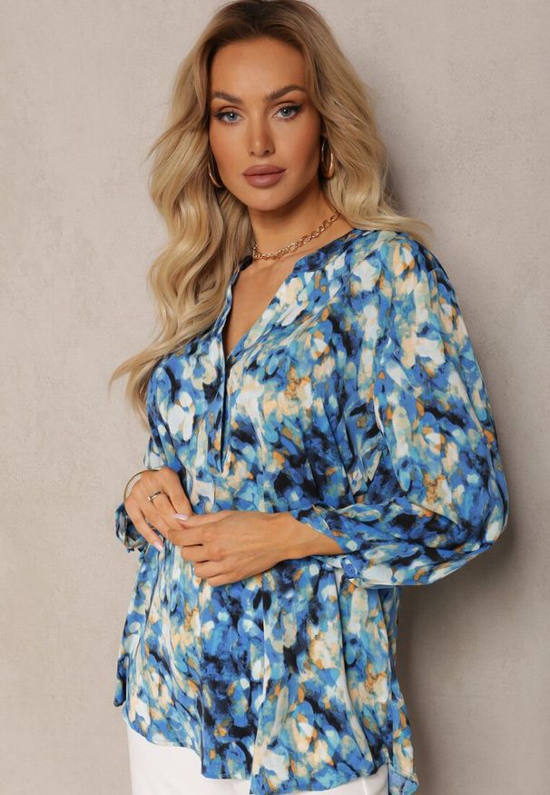 Renee - Niebiesko-Granatowa Bluzka z Guzikami Przy Dekolcie i Bufiastymi Rękawami Terrida. Okazja: na co dzień. Kolor: niebieski. Materiał: jeans. Styl: elegancki, klasyczny, casual