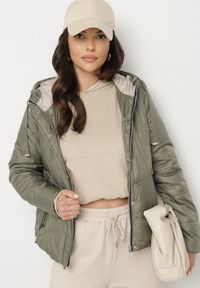 Born2be - Zielona Casualowa Kurtka z Kapturem i Ozdobnymi Sznurkami Evialinae. Okazja: na co dzień. Typ kołnierza: kaptur. Kolor: zielony. Materiał: jeans, poliester. Styl: casual #6