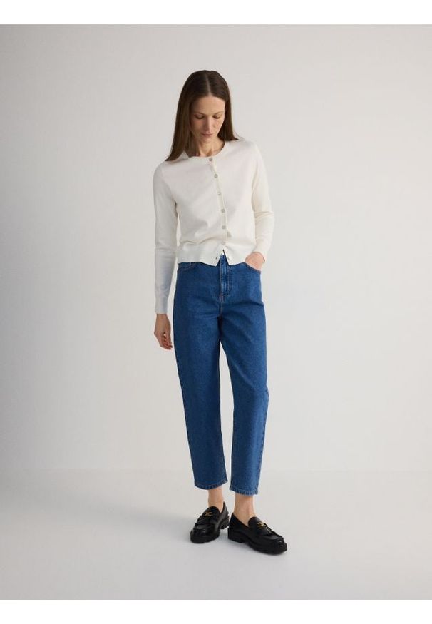 Reserved - Jeansy mom fit - granatowy. Stan: podwyższony. Kolor: niebieski. Materiał: jeans