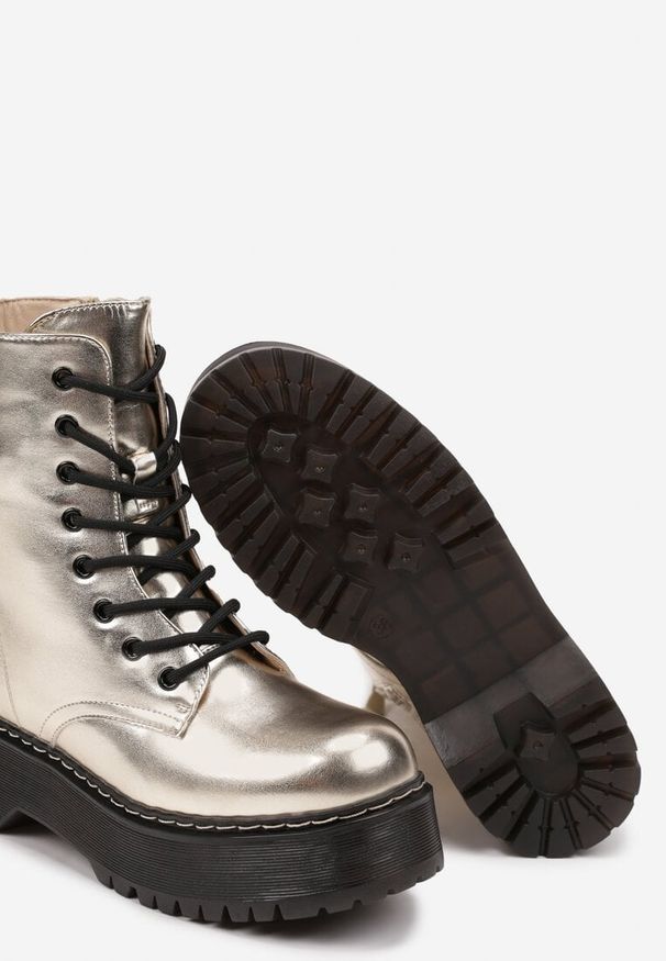 Born2be - Złote Botki Workery na Grubej Podeszwie Ozdobione Przeszyciami Veriora. Okazja: na co dzień. Kolor: złoty. Materiał: jeans. Wzór: aplikacja. Styl: klasyczny, elegancki, casual
