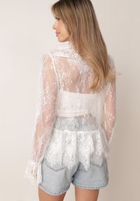 Born2be - Biała Bawełniana Bluzka z Transparentnej Koronki z Falbankami w Stylu Boho Palamna. Okazja: na co dzień. Typ kołnierza: kołnierz z falbankami. Kolor: biały. Materiał: bawełna, koronka. Długość: długie. Wzór: koronka. Styl: boho #4