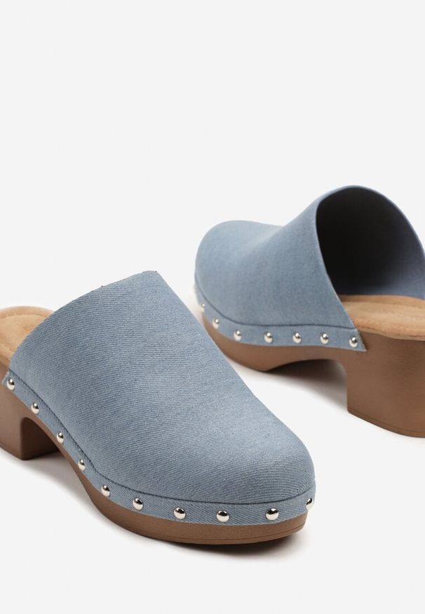 Renee - Niebieskie Klapki Drewniaki Typu Mule na Słupku Zdobione Nitami Hlerra. Okazja: na co dzień. Kolor: niebieski. Materiał: jeans. Wzór: aplikacja. Obcas: na słupku. Styl: klasyczny, elegancki, casual. Wysokość obcasa: średni