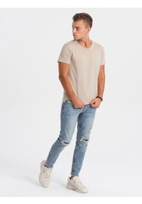 Ombre Clothing - Klasyczna męska koszulka z dekoltem w serek BASIC - piaskowy V5 S1369 - M. Typ kołnierza: dekolt w serek. Kolor: szary. Materiał: bawełna, jeans. Długość: krótkie. Styl: klasyczny #4