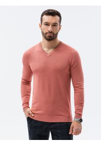 Ombre Clothing - Sweter męski z haftem E191 - różowy - XXL. Kolor: różowy. Materiał: dzianina, nylon, materiał, wiskoza. Wzór: haft. Styl: elegancki, klasyczny