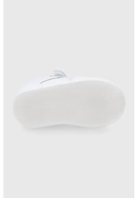 Reebok Classic Buty dziecięce G57523 kolor biały. Nosek buta: okrągły. Zapięcie: rzepy. Kolor: biały. Materiał: guma. Model: Reebok Classic #4