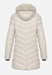 Born2be - Biała Pikowana Kurtka o Taliowanym Kroju z Kapturem z Futerkiem Naleanna. Okazja: na co dzień. Typ kołnierza: kaptur. Kolor: biały. Materiał: futro. Styl: casual #6