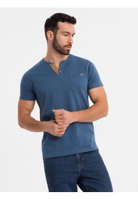 Ombre Clothing - T-shirt męski z dekoltem na guziki i zamszowym wykończeniem – ciemnoniebieski V2. Okazja: na co dzień. Kolor: niebieski. Materiał: zamsz. Wzór: gładki. Styl: klasyczny, casual #4