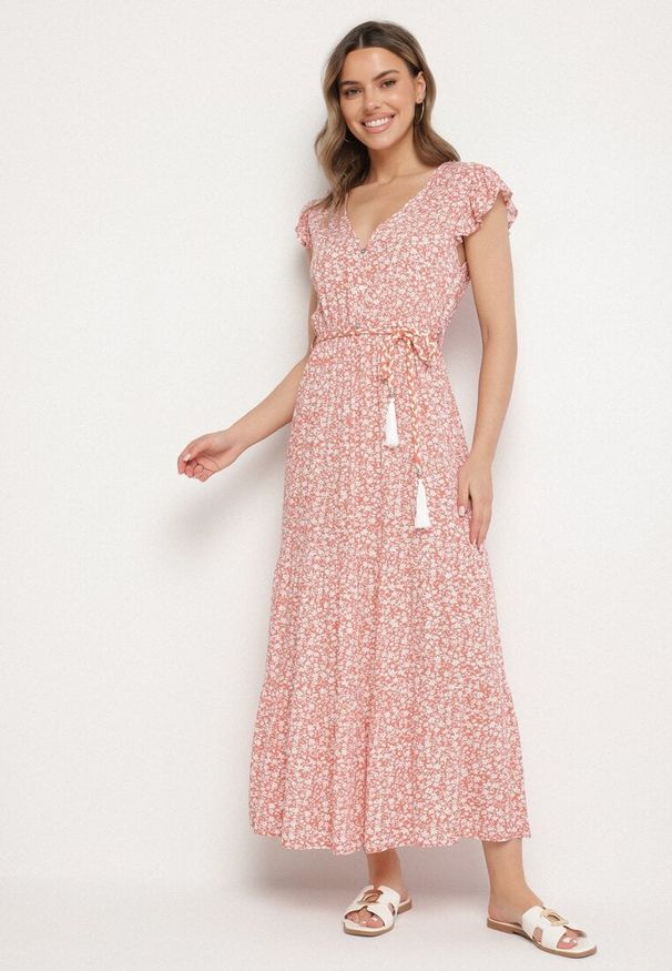 Born2be - Różowa Sukienka Cadulenn. Typ kołnierza: kołnierz z falbankami. Kolor: różowy. Materiał: tkanina. Długość rękawa: krótki rękaw. Wzór: nadruk, aplikacja, kwiaty. Styl: boho. Długość: maxi