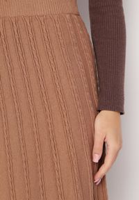 Born2be - Brązowa Trapezowa Spódnica Midi Osea. Kolor: brązowy. Materiał: tkanina, dzianina #3