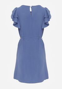 Renee - Granatowa Rozkloszowana Sukienka z Falbankami przy Rękawach Wiązana w Talii Paskiem Rissada. Okazja: na imprezę. Typ kołnierza: kołnierz z falbankami. Kolor: niebieski. Typ sukienki: rozkloszowane #6