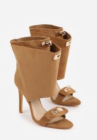 Renee - Ciemnobeżowe Sandały Typu Botki z Metalicznymi Klamrami Zaehlyss. Zapięcie: klamry. Kolor: beżowy. Materiał: skóra, lakier. Styl: rockowy, wizytowy #3