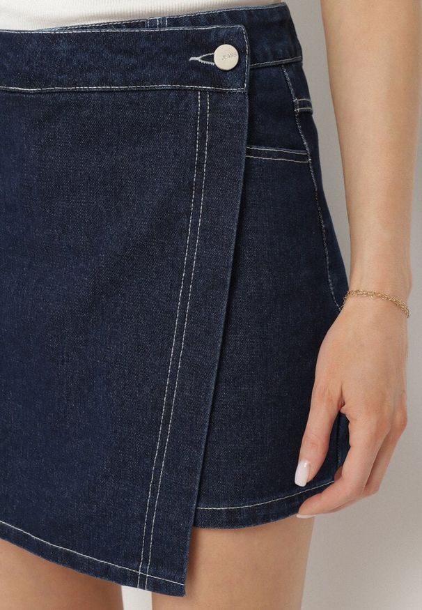 Born2be - Granatowe Jeansowe Spódnico-Szorty o Asymetrycznym Kroju z Ozdobnymi Przeszyciami Lisarennea. Okazja: na co dzień. Kolor: niebieski. Materiał: jeans. Styl: sportowy, elegancki, casual