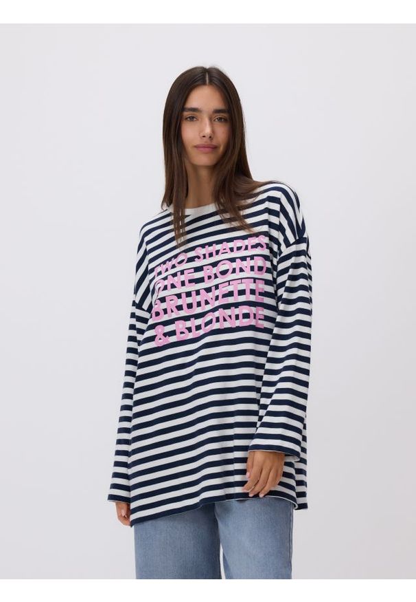 Reserved - Longsleeve oversize z nadrukiem - wielobarwny. Materiał: dzianina, bawełna. Długość rękawa: długi rękaw. Wzór: nadruk