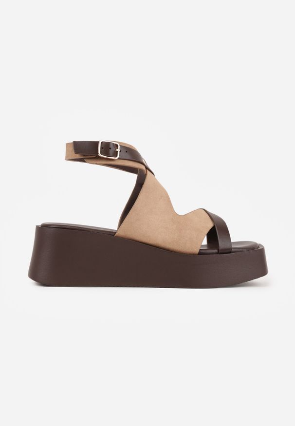 Born2be - Ciemnobeżowe Sandały na Koturnie i Platformie Ozdobione Nitami i Wycięciami Merennea. Okazja: na co dzień. Zapięcie: sprzączka. Kolor: beżowy. Wzór: aplikacja. Obcas: na koturnie. Styl: casual, klasyczny, elegancki