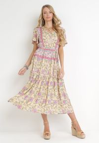 Born2be - Żółta Rozkloszowana Sukienka Midi z Gumką w Talii i Materiałowym Paskiem Shagumi. Kolor: żółty. Materiał: materiał. Sezon: wiosna, lato. Długość: midi #1