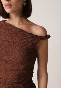 Born2be - Brązowa Koronkowa Bluzka o Asymetrycznym Kroju na Jedno Ramię Nerasos. Kolor: brązowy. Materiał: koronka #8