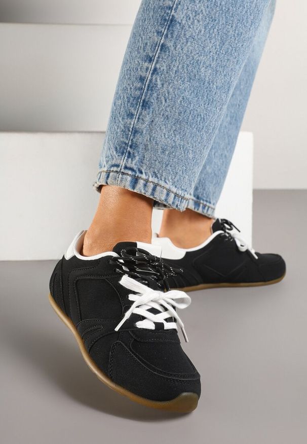 Renee - Czarne Sneakersy Ozdobione Przeszyciami i Podwójnym Sznurowaniem Telisaria. Okazja: na co dzień. Zapięcie: sznurówki. Kolor: czarny. Materiał: jeans. Wzór: aplikacja