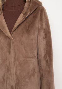 Born2be - Brązowa Kurtka ze Sztucznego Futerka z Kapturem Innalitha. Typ kołnierza: kaptur. Kolor: brązowy. Materiał: futro #5