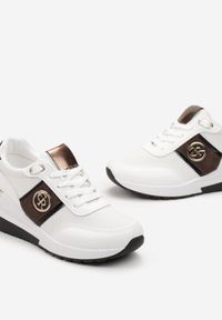 Renee - Białe Brokatowe Sneakersy na Koturnie z Metalicznym Zdobieniem Laaksona. Kolor: biały. Wzór: aplikacja. Obcas: na koturnie #2