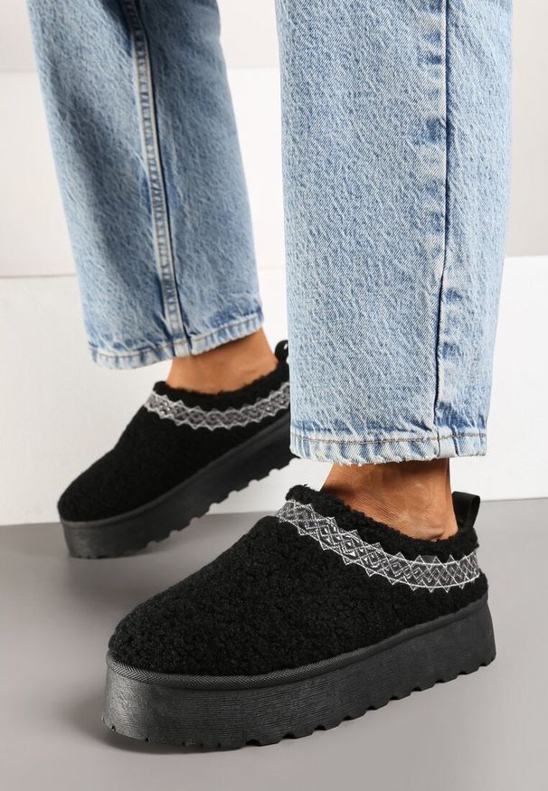 Born2be - Czarne Śniegowce na Grubej Podeszwie Ozdobione Haftem Zinnalora. Okazja: na co dzień. Kolor: czarny. Materiał: jeans, wełna. Wzór: haft, aplikacja. Sezon: zima. Styl: elegancki, casual
