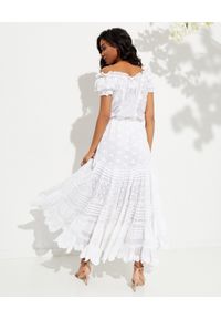 GADO GADO - Biała koronkowa sukienka midi. Kolor: biały. Materiał: koronka. Wzór: aplikacja. Typ sukienki: asymetryczne. Styl: boho. Długość: midi #4