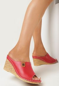 Born2be - Czerwone Klapki Nalara. Nosek buta: okrągły. Kolor: czerwony. Materiał: guma, skóra. Wzór: aplikacja. Obcas: na koturnie. Styl: klasyczny #1