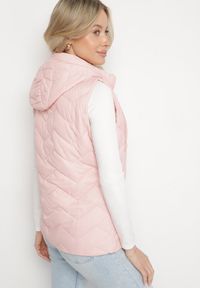 Born2be - Różowa Kamizelka Pikowana z Odpinanym Kapturem Ariluna. Okazja: na co dzień. Kolor: różowy. Materiał: jeans. Styl: casual, sportowy, elegancki #5