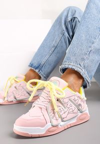 Renee - Różowe Sneakersy z Podwójnym Wiązaniem i Ozdobną Naszywką Suhren. Okazja: na co dzień. Kolor: różowy. Wzór: aplikacja #1