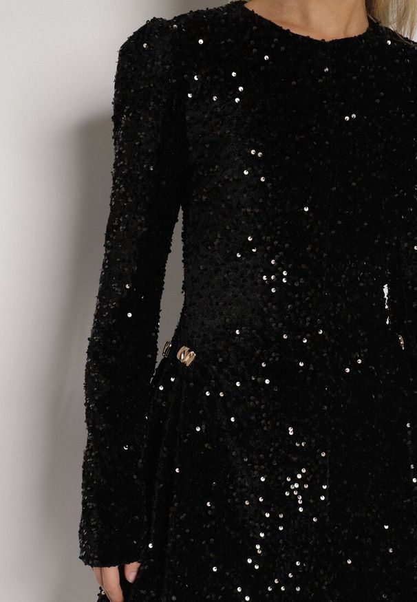 Born2be - Czarna Cekinowa Sukienka Koktajlowa z Geometrycznymi Ramionami Reffera. Okazja: na imprezę. Kolor: czarny. Długość rękawa: długi rękaw. Wzór: geometria. Typ sukienki: rozkloszowane. Styl: wizytowy