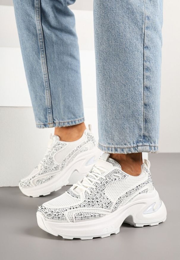 Renee - Białe Sneakersy na Platformie Ozdobione Cyrkoniami Luria. Okazja: na co dzień. Nosek buta: okrągły. Kolor: biały. Materiał: jeans. Wzór: aplikacja. Obcas: na platformie