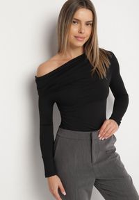 Born2be - Czarna Bluzka Vices o Asymetrycznym Kroju z Długimi Rękawami Kovrra. Okazja: na co dzień. Kolor: czarny. Materiał: jeans. Długość rękawa: długi rękaw. Długość: długie. Styl: casual #4