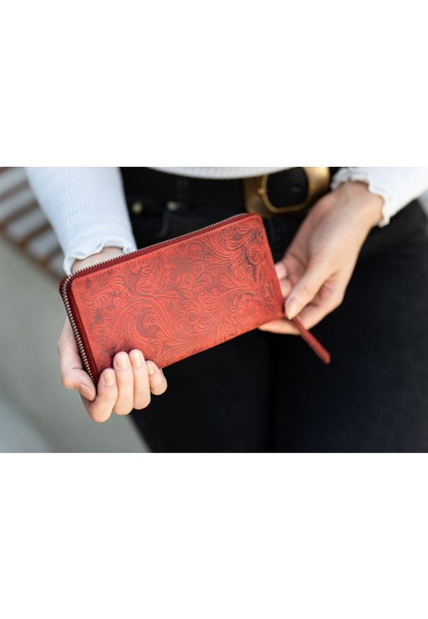 Portfel damski czerwony w kwiaty PAOLO PERUZZI T-08-RD. Kolor: czerwony. Materiał: skóra. Wzór: kwiaty