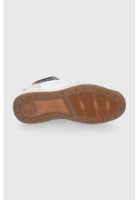 Guess Buty wysokie kolor biały na platformie. Nosek buta: okrągły. Zapięcie: sznurówki. Kolor: biały. Materiał: guma. Obcas: na platformie #5