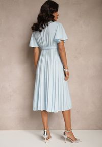 Renee - Jasnoniebieska Sukienka Wiązana w Talii z Plisowaniem na Dole Dorseki. Kolor: niebieski. Typ sukienki: plisowane. Styl: elegancki, klasyczny #3