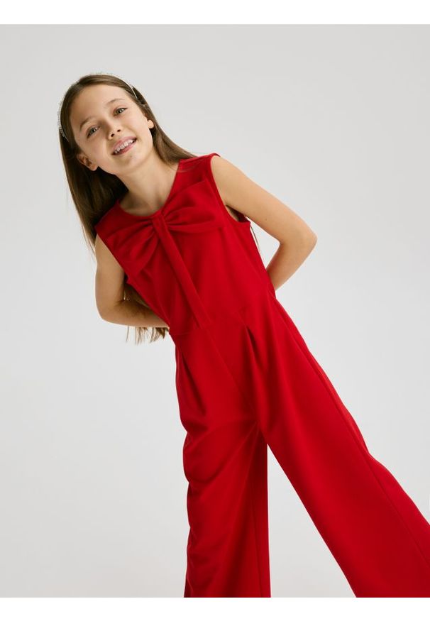 Reserved - Kombinezon z kokardą - czerwony. Typ kołnierza: kokarda. Kolor: czerwony. Materiał: dzianina. Typ sukienki: proste