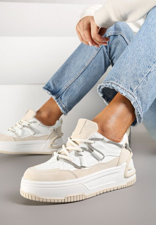 Born2be - Biało-Beżowe Sneakersy na Grubej Podeszwie Zdobione Cyrkoniami Neothra. Okazja: na co dzień, na spacer. Kolor: biały. Materiał: jeans. Wzór: aplikacja. Sport: turystyka piesza
