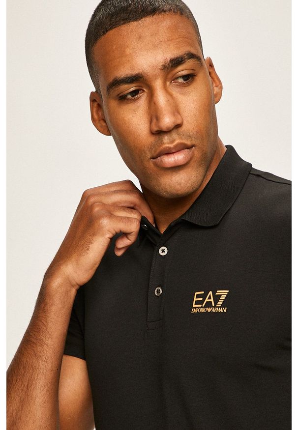 EA7 Emporio Armani Polo męskie kolor czarny gładki. Okazja: na co dzień. Typ kołnierza: polo. Kolor: czarny. Materiał: dzianina. Długość: krótkie. Wzór: gładki. Styl: casual