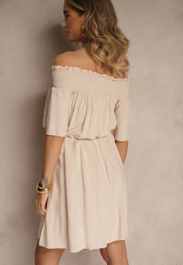 Renee - Beżowa Sukienka Hiszpanka z Bawełną i Wiskozą Ozdobiona Sznurkiem Lilarelle. Okazja: na co dzień. Typ kołnierza: dekolt hiszpanka. Kolor: beżowy. Materiał: wiskoza, bawełna. Wzór: aplikacja. Sezon: wiosna, lato. Typ sukienki: z odkrytymi ramionami. Styl: elegancki, casual