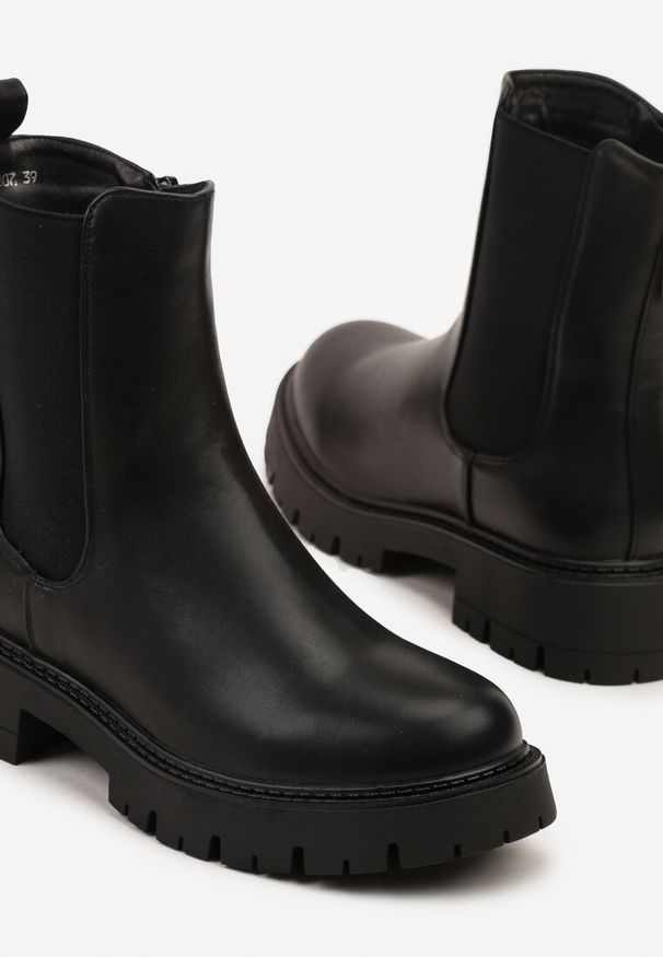 Born2be - Czarne Botki Sztyblety z Metaliczną Aplikacją z Tyłu Naluneia. Okazja: na co dzień. Kolor: czarny. Materiał: skóra, jeans. Wzór: aplikacja. Styl: casual