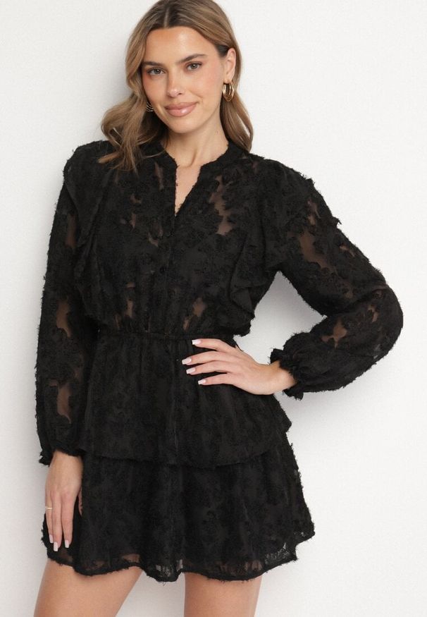 Born2be - Czarna Rozkloszowana Sukienka Ozdobiona Falbankami z Gumką w Pasie Zinaviya. Okazja: na co dzień. Typ kołnierza: kołnierz z falbankami. Kolor: czarny. Wzór: aplikacja. Typ sukienki: proste. Styl: casual, elegancki