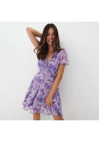 Mohito - Sukienka mini z kopertowym dekoltem - Fioletowy. Kolor: fioletowy. Typ sukienki: kopertowe. Długość: mini #1