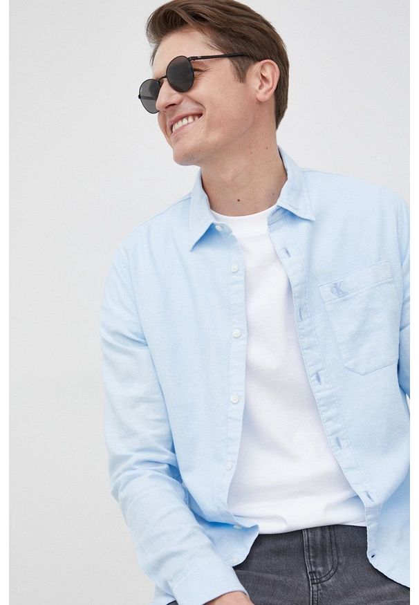 Calvin Klein Jeans koszula z domieszką lnu męska slim z kołnierzykiem klasycznym. Typ kołnierza: kołnierzyk klasyczny. Kolor: niebieski. Materiał: len. Wzór: aplikacja. Styl: klasyczny
