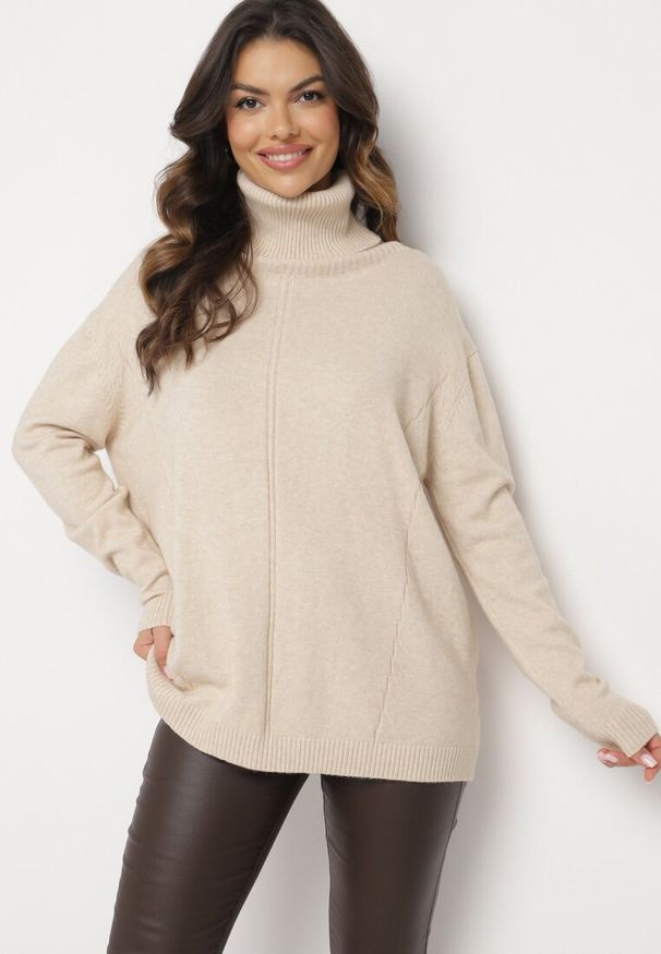 Born2be - Beżowy Sweter z Golfem i Dodatkiem Kaszmiru Rorizia. Okazja: do pracy, na co dzień. Typ kołnierza: golf. Kolor: beżowy. Długość: długie. Wzór: aplikacja. Materiał: kaszmir. Długość rękawa: długi rękaw. Sezon: zima, jesień. Styl: klasyczny, casual