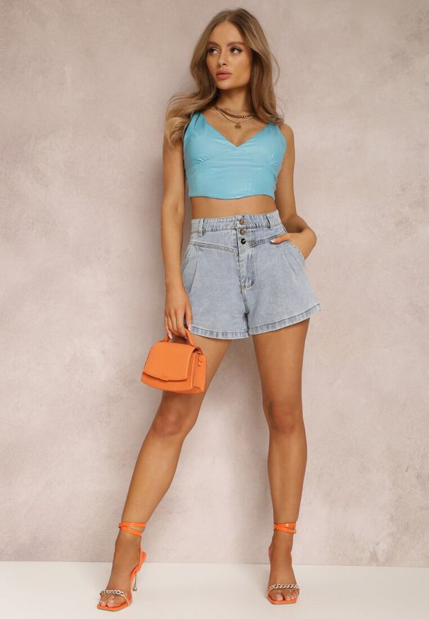 Renee - Jasnoniebieskie Szorty Ismothea. Kolor: niebieski. Materiał: materiał, jeans. Długość: krótkie. Wzór: gładki, aplikacja. Styl: klasyczny