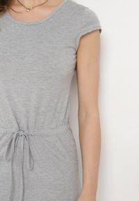 Born2be - Szara Sukienka z Krótkim Rękawem ze Ściągaczem w Talii Dolati. Okazja: na co dzień. Kolor: szary. Materiał: jeans. Długość rękawa: krótki rękaw. Typ sukienki: proste. Styl: casual, elegancki #7